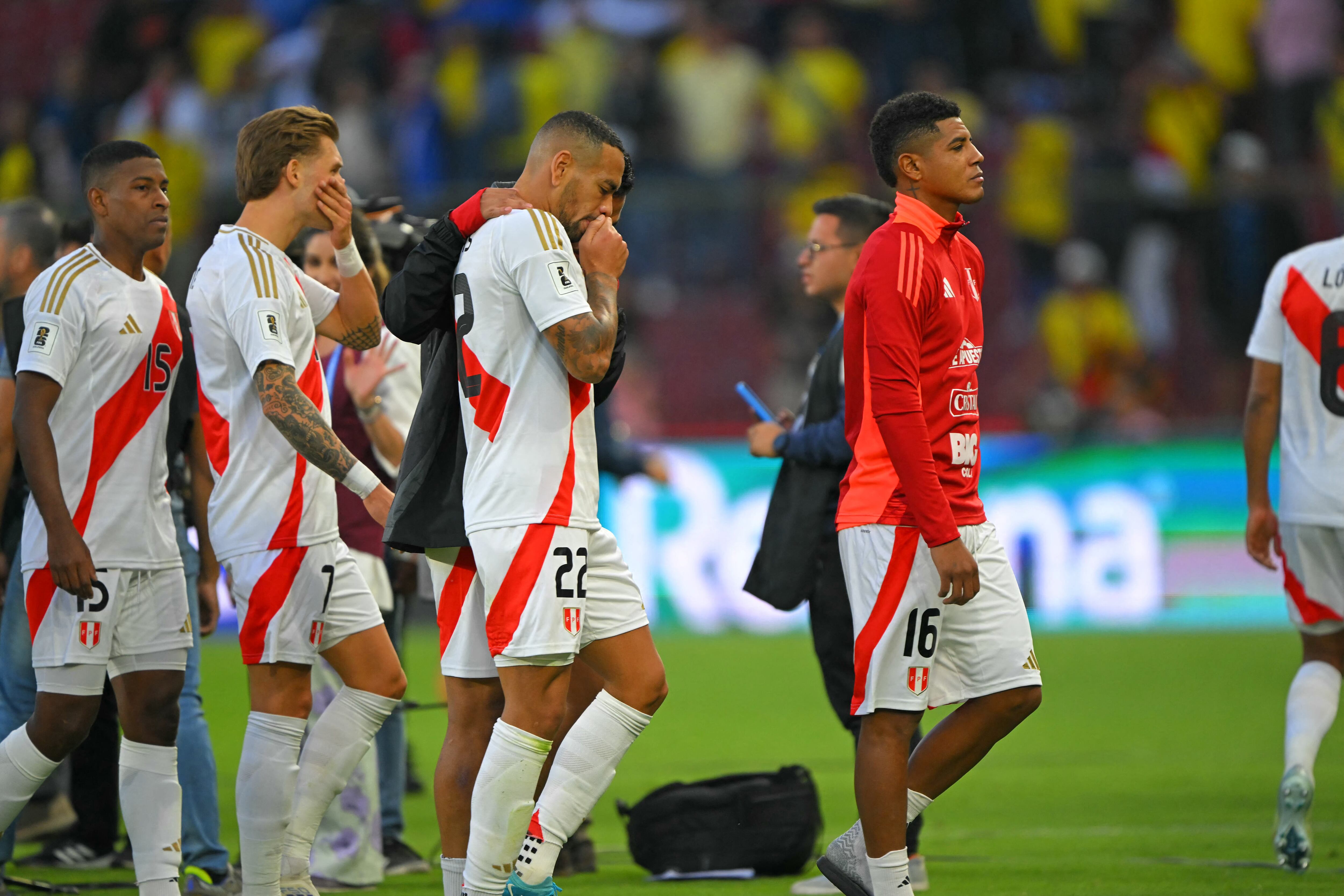 Los jugadores de Perú reaccionan a la derrota de su selección ante Ecuador.