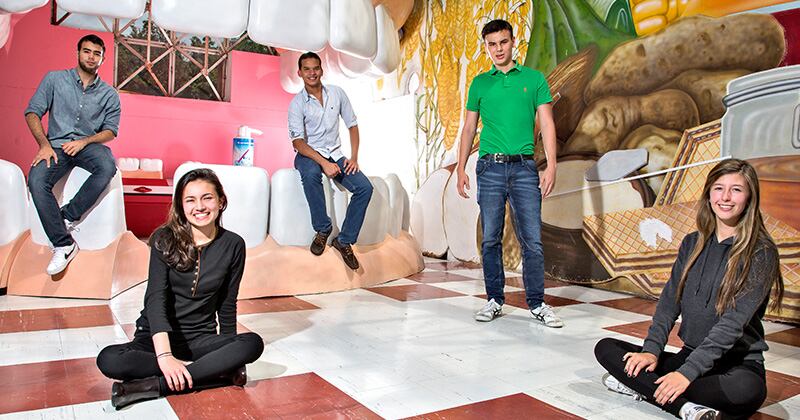 Los jóvenes son los más y mejor preparados en el segundo idioma.