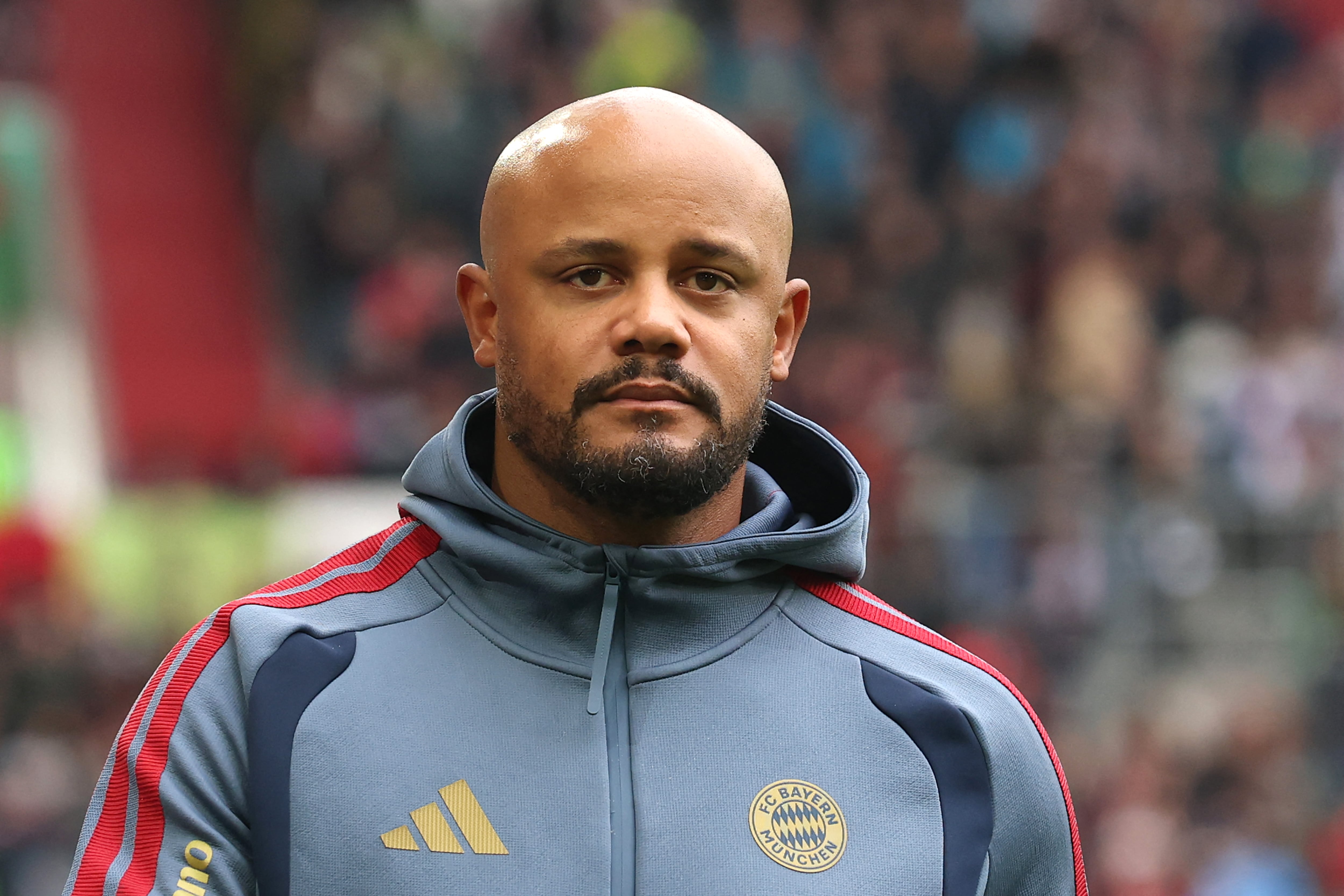 AUGSBURG, GERMANY - OCTOBER 10: Vincent Kompany, head coach of FC Bayern M�nchen looks on prior to the Bundesliga 2026/27 match between FC Augsburg and FC Bayern M�nchen at WWK Arena on October 10, 2026 in Augsburg, Germany. (Photo by Alexander Hassenstein/Getty Images) (Photo by ALEXANDER HASSENSTEIN / GETTY IMAGES EUROPE / Getty Images via AFP)