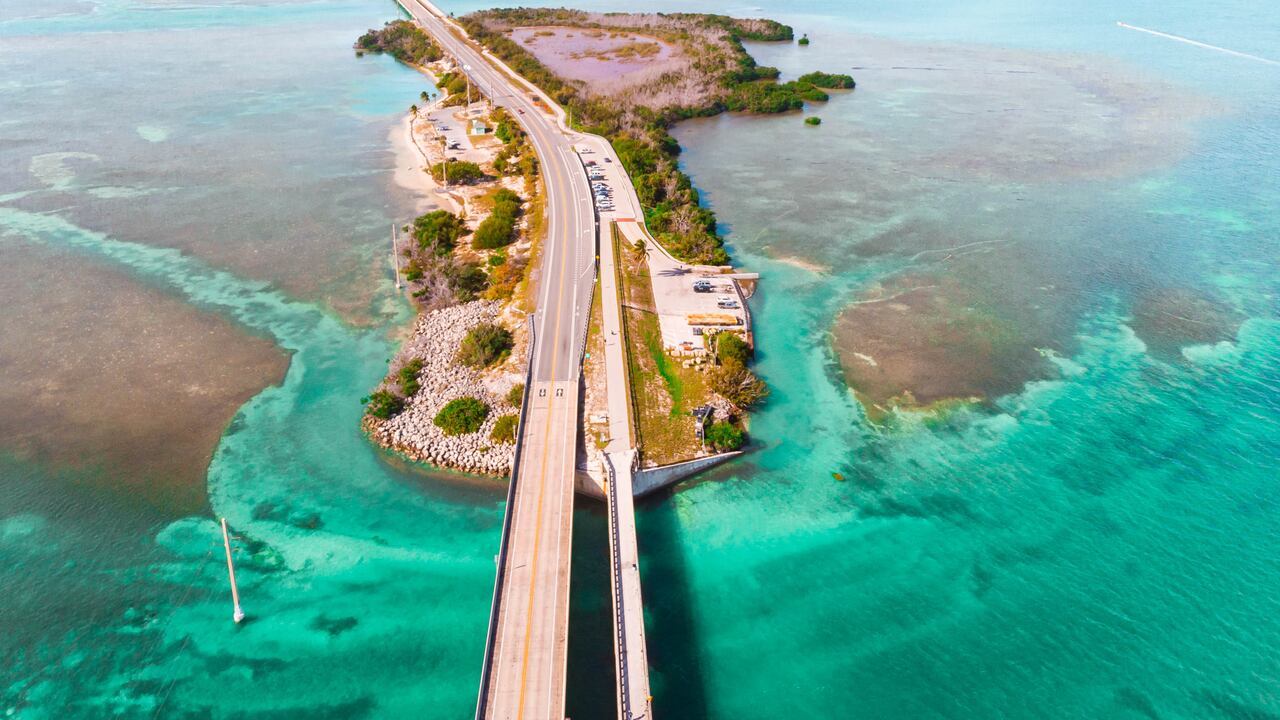 Esta autopista de aproximadamente 182 kilómetros conecta el continente estadounidense con Key West, atravesando 44 islas mediante una serie de 42 puentes que parecen flotar sobre el océano abierto