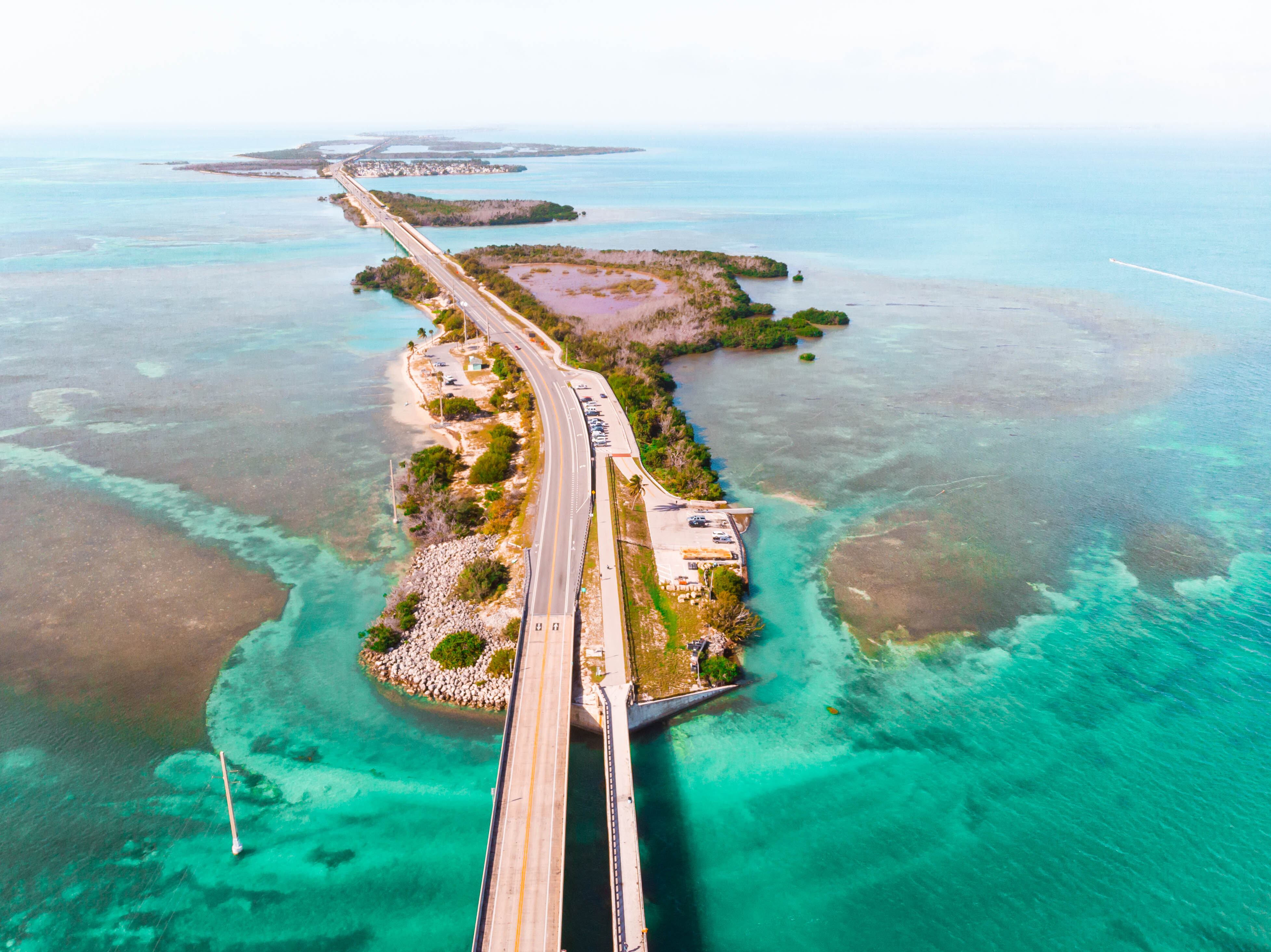 Esta autopista de aproximadamente 182 kilómetros conecta el continente estadounidense con Key West, atravesando 44 islas mediante una serie de 42 puentes que parecen flotar sobre el océano abierto