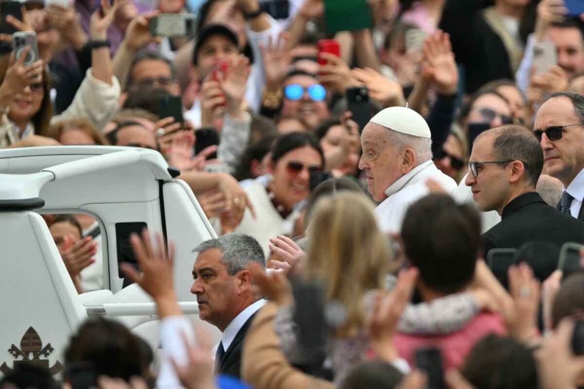 El papa Francisco saluda a la multitud desde el papamóvil después de la misa de Pascua, en la plaza de San Pedro en el Vaticano, el 20 de abril de 2025. (Foto de Andreas SOLARO / AFP)