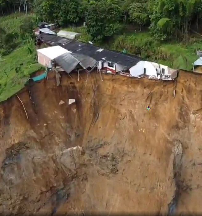 Tras la emergencias viviendas que no fueron sepultadas, quedaron inhabitables.