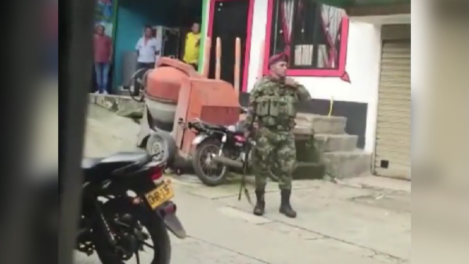 Hombres armados se movieron a merced por Balboa, Cauca, enseñando sus fusiles.