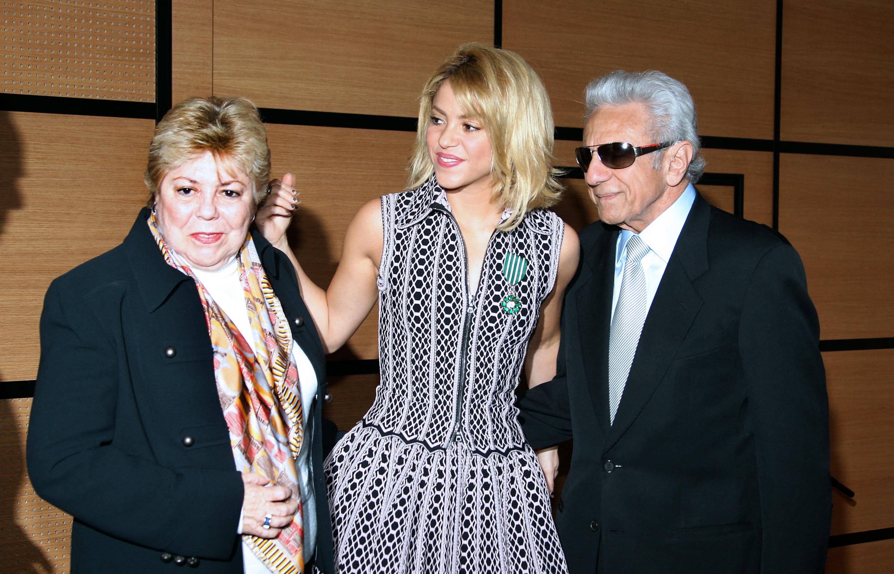 La cantante colombiana Shakira posa con sus padres William Mebarak Chadid y Nidia Ripoll Torrado.