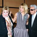 La cantante colombiana Shakira posa con sus padres William Mebarak Chadid y Nidia Ripoll Torrado.