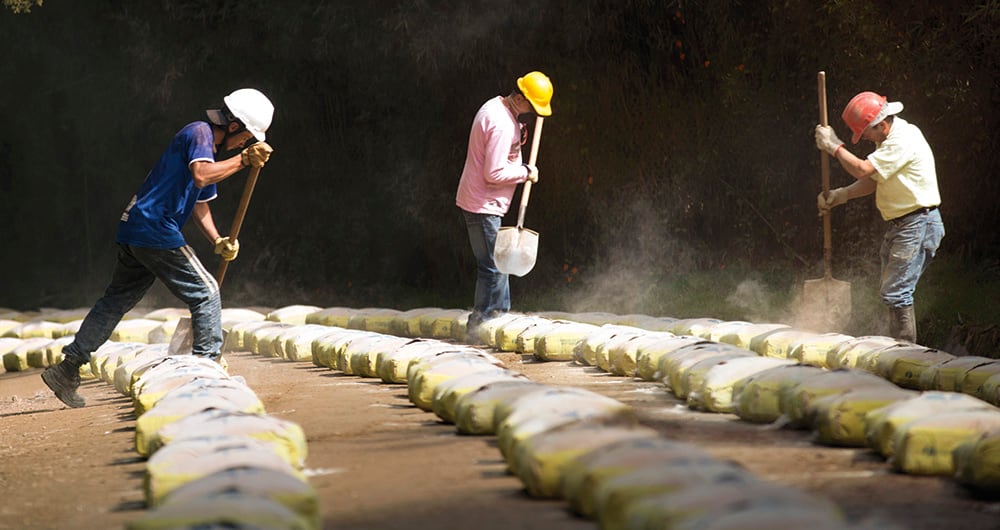La construcción de obras es clave en el desarrollo de las regiones afectadas por la violencia. 