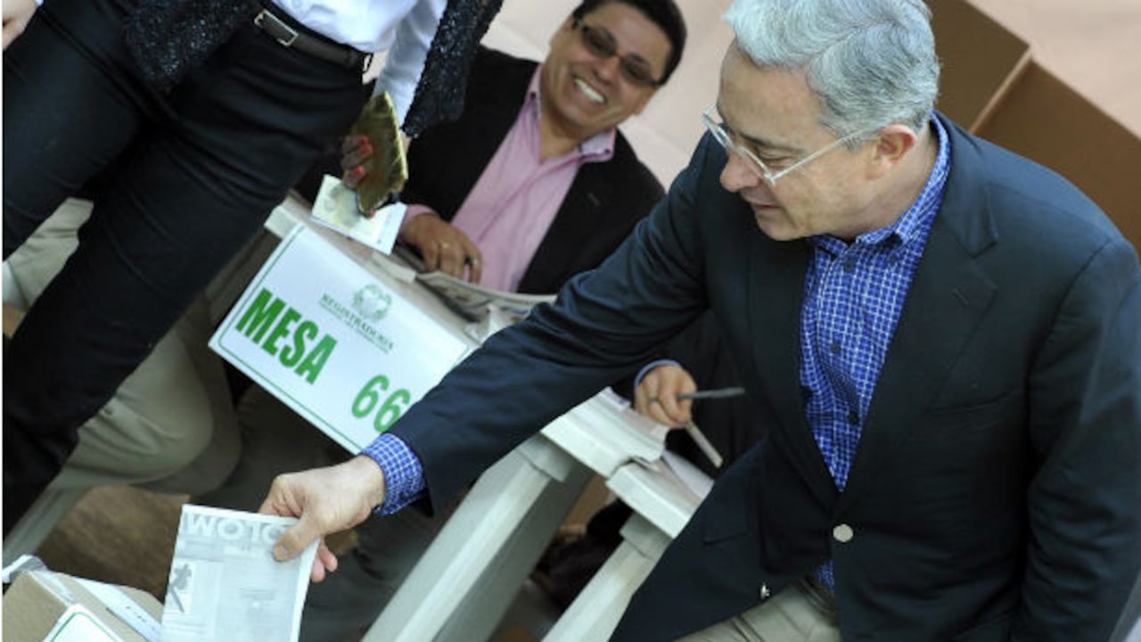 El expresidente Álvaro Uribe votó y acompañó a Óscar iván Zuluaga.