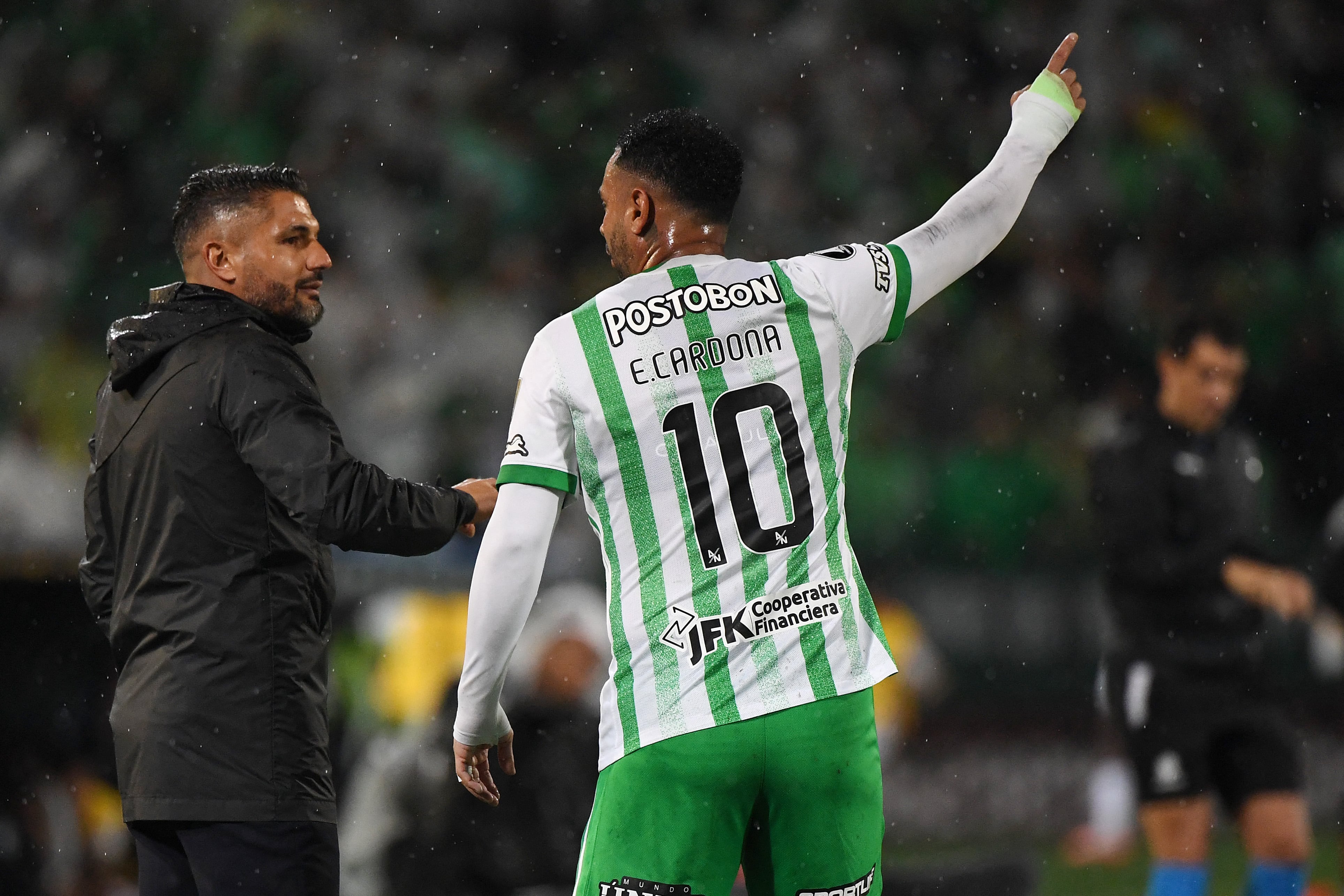 Atletico Nacional's midfielder #10 Edwin Cardona talks with Atletico Nacional's Argentine head coach Javier Gandolfi during the Copa Libertadores group stage first round football match between Colombia's Atletico Nacional and Brazil's Internacional at the Atanasio Girardot stadium in Medellin, Antioquia department, Colombia, (Photo by Jaime SALDARRIAGA / AFP)