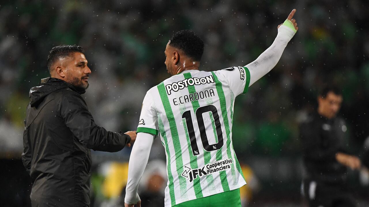 Javier Gandolfi habla con Edwin Cardona en medio de un partido de Atlético Nacional