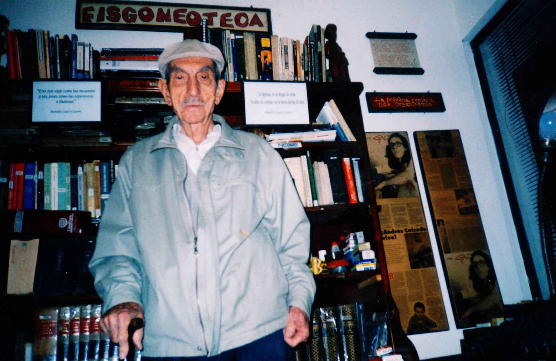 Carlos Alberto Caicedo, alrededor de 2005, rodeado de sus diccionarios y de los libros de su hijo.