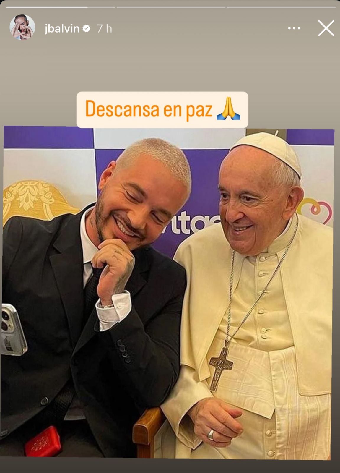 J Balvin se despide del papa Francisco.