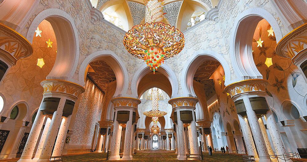 Para el ingreso a la mezquita, las mujeres deben llevar un atuendo que cubra su cabeza, muñecas y tobillos, los hombres no pueden usar shorts,
ni camisas sin mangas. Tampoco está permitido entrar con zapatos