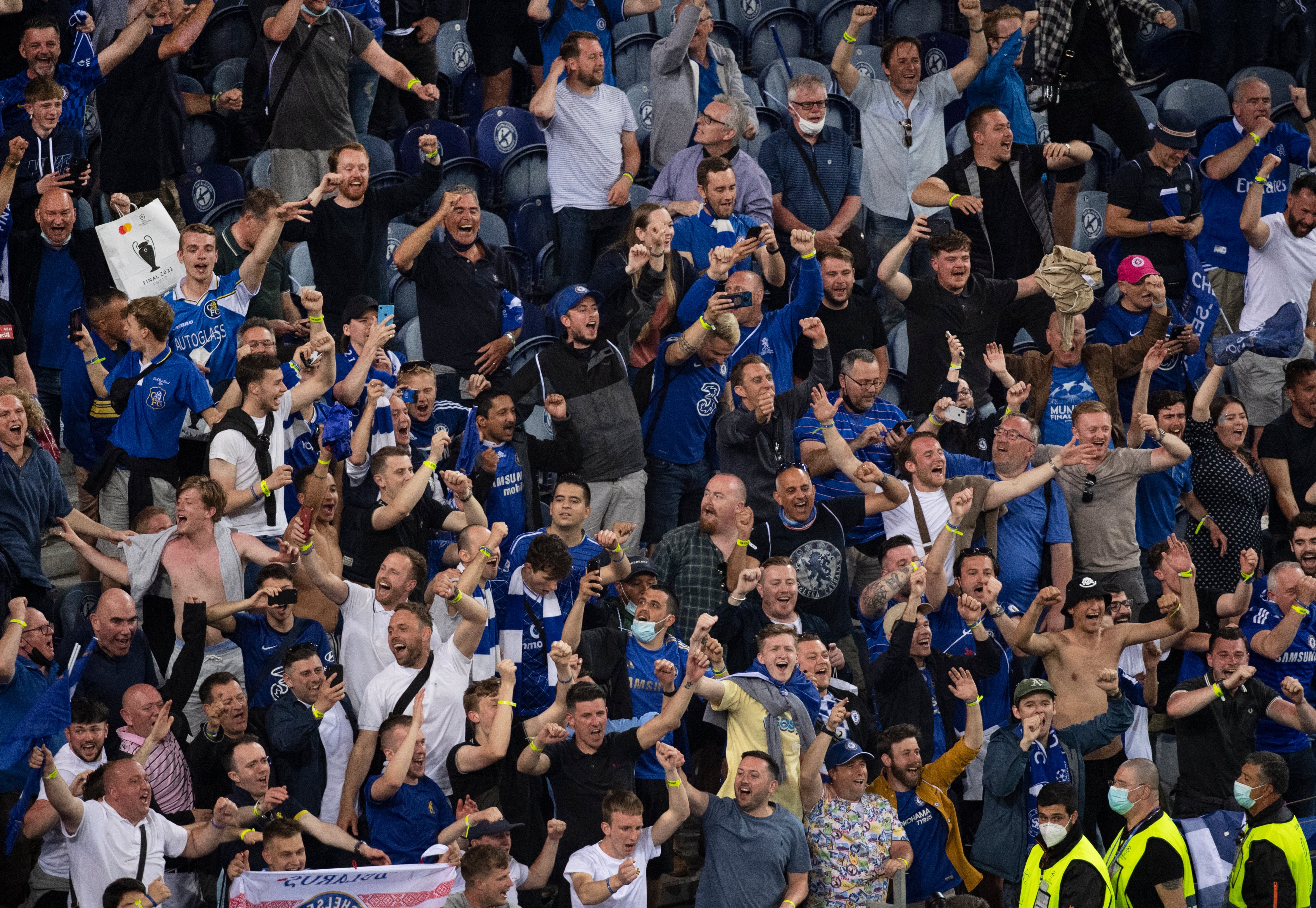 Aficionados del Chelsea en la final de la Champions League del año 2021.