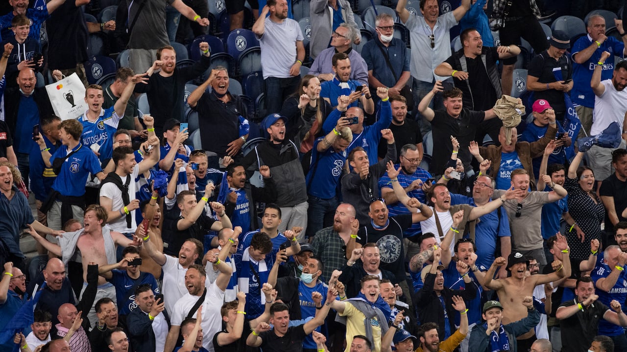 Aficionados del Chelsea en la final de la Champions League del año 2021.