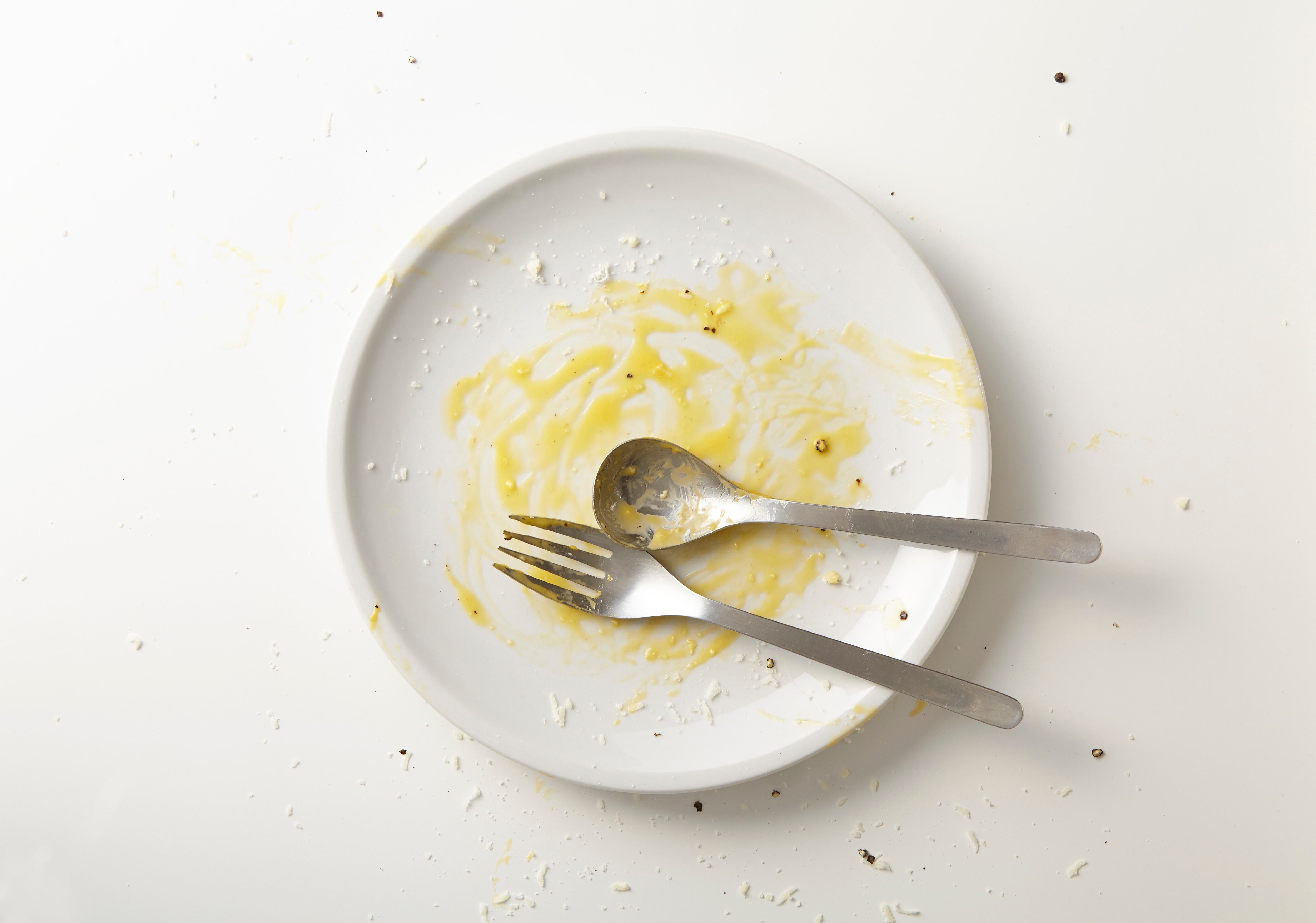 La limpieza de los platos se debe realizar de manera regular para evitar cualquier problema.