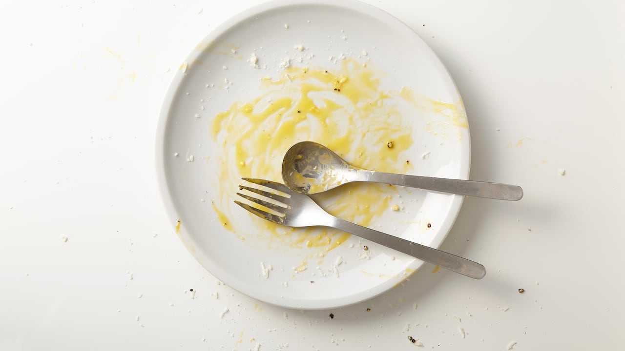 La limpieza de los platos se debe realizar de manera regular para evitar cualquier problema.