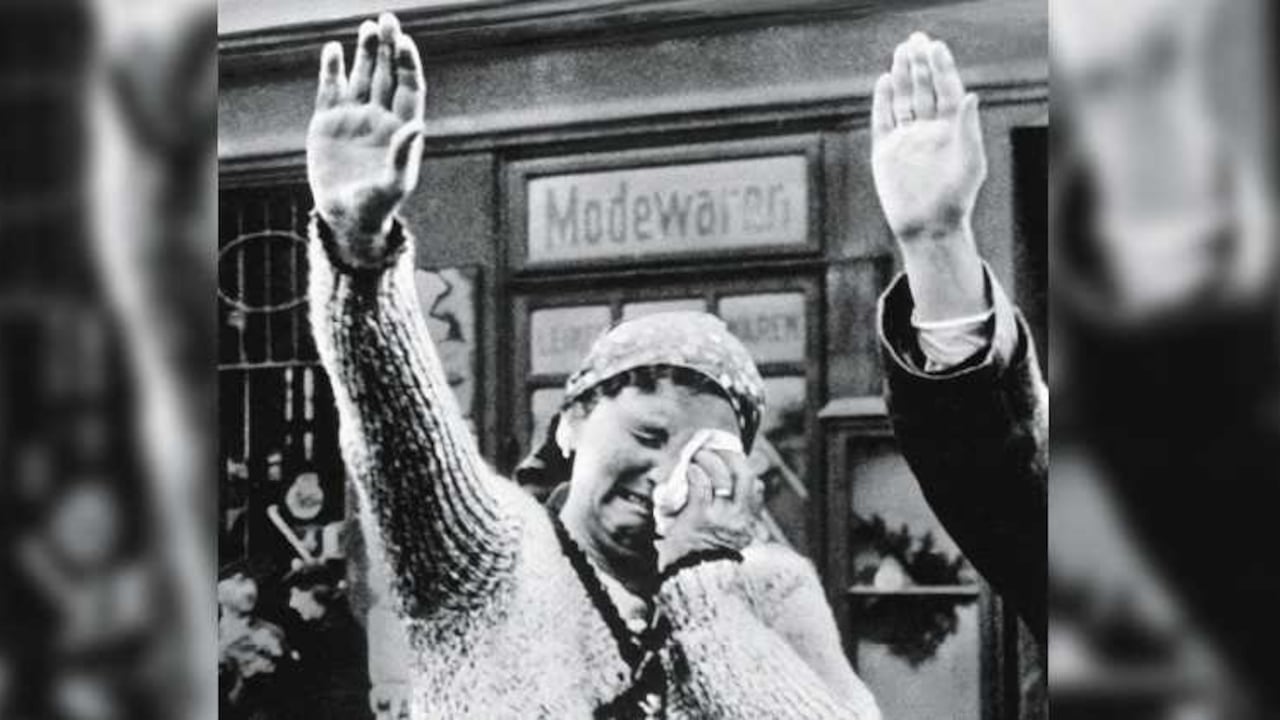 Una mujer de los Sudetes hace el saludo nazi después de la ocupación alemana en octubre de 1938. Foto: Us National Archives / Roger-v / Roger-viollet / AFP
