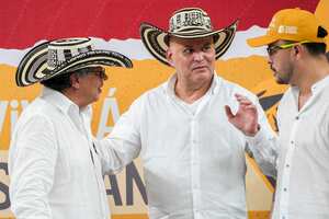 Intercambio de sombreros vueltiaos entre el presidente Gustavo Petro y el ex paramilitar Salvatore Mancuso en Montería Córdoba