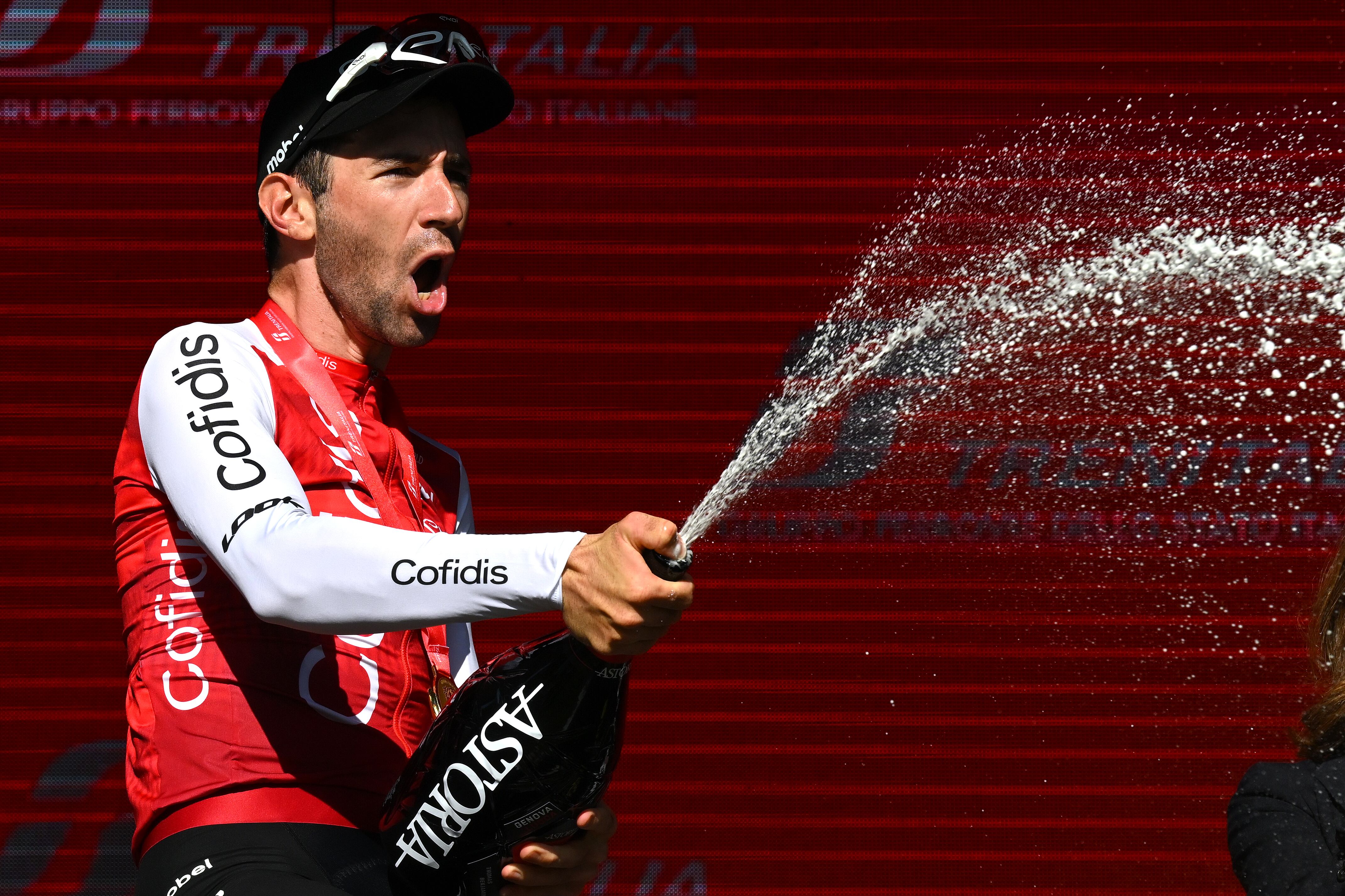 Champaña en mano para la celebración de Benjamin Thomas.