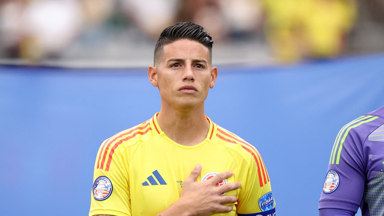 Colombia's midfielder #10 James Rodriguez lines up for the national anthem ahead of the Conmebol 2024 Copa America tournament quarter-final football match between Colombia and Panama at State Farm Stadium in Glendale, Arizona, on July 6, 2024. (Photo by Chris CODUTO / AFP)