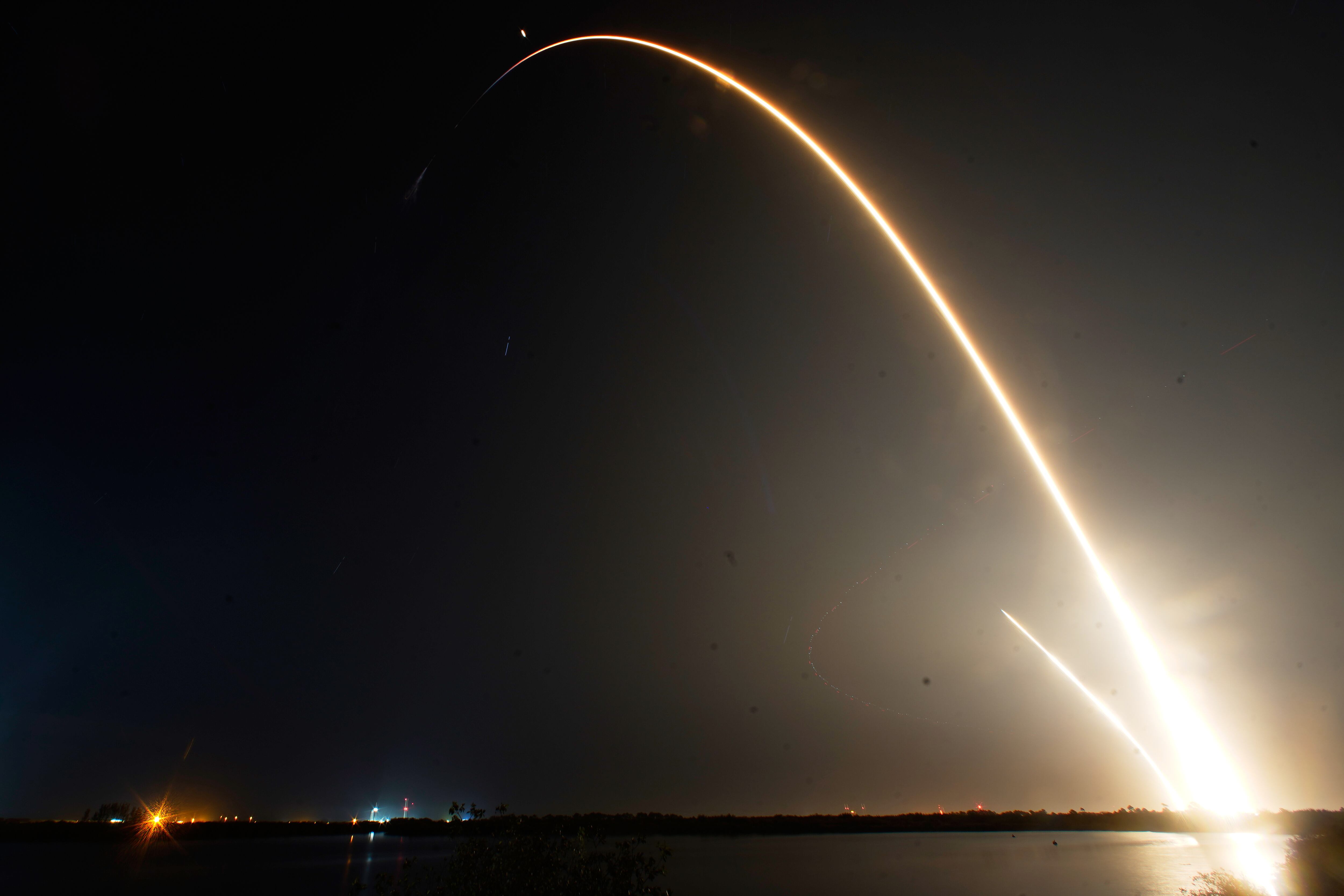 Un cohete Falcon 9 de SpaceX, con una tripulación de cuatro personas a bordo de la nave espacial Dragon, se hace visible durante una exposición temporal mientras despega de la plataforma 40 en la Estación de la Fuerza Espacial de Cabo Cañaveral, Florida, el viernes 13 de febrero de 2026.