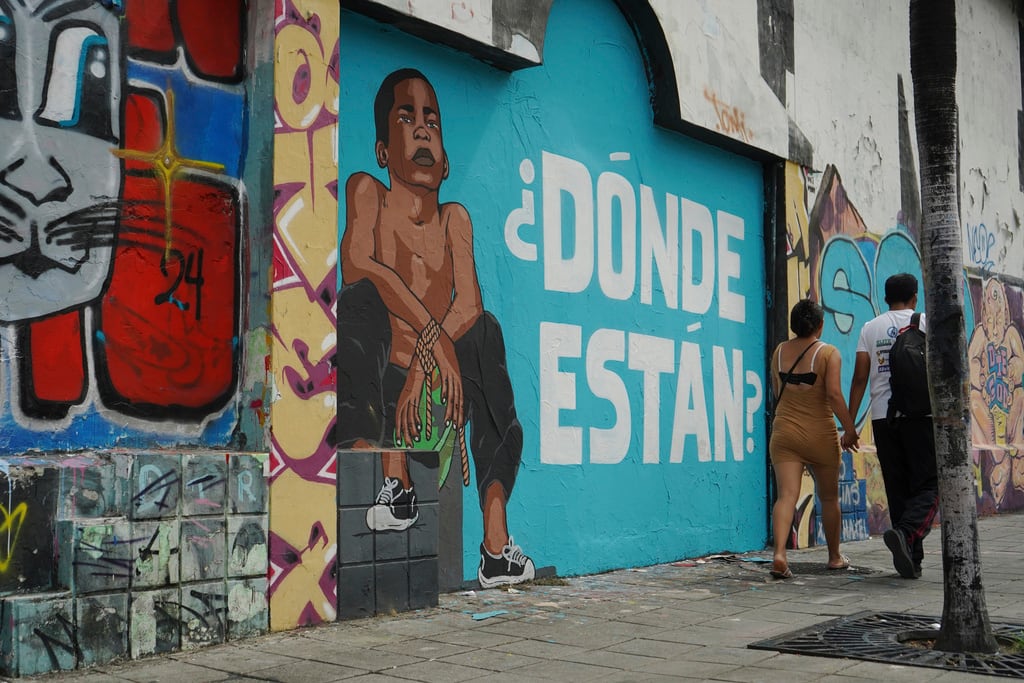 Un mural de un niño y el mensaje en español "¿Dónde están?" Cubrir una pared en protesta por la desaparición de cuatro niños que fueron vistos por última vez el 8 de diciembre huyendo de un convoy militar en Guayaquil, el lunes 23 de diciembre de 2024. (Foto AP/Cesar Muñoz)
