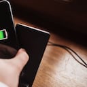 El momento ideal para poner a cargar su celular.