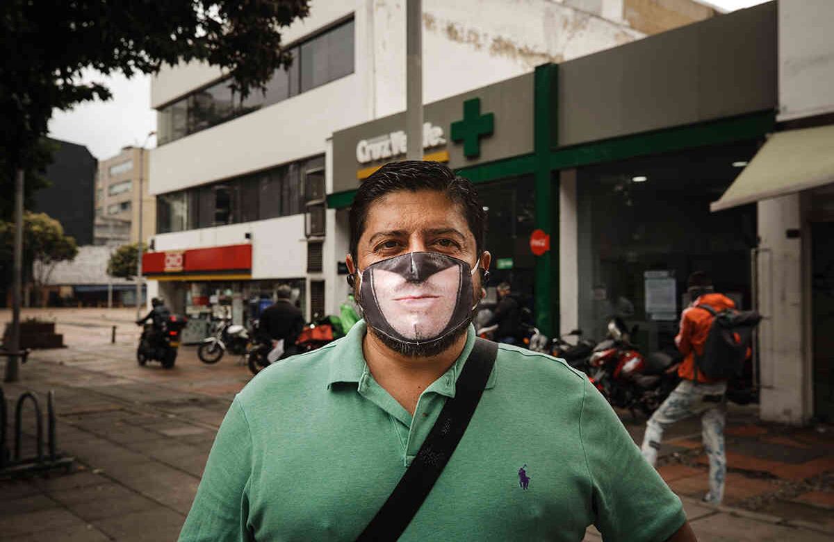 La cartera de salud estableció que los tapabocas deben ser usados siempre en tres casos específicos por fuera del hogar: sistema de transporte, personas con sintomatología respiratoria y grupos de riesgo. Karen Salamanca-SEMANA