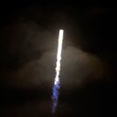 La llama del propulsor del SpaceX Falcon 9, con la cápsula Crew Dragon, ilumina una nube durante el despegue del Complejo de Lanzamiento 39A el viernes 23 de abril de 2021 en el Centro Espacial Kennedy en Cabo Cañaveral, Florida. Cuatro astronautas volarán en la misión SpaceX Crew-2 a la Estación Espacial Internacional. Foto: AP / Chris O'Meara.