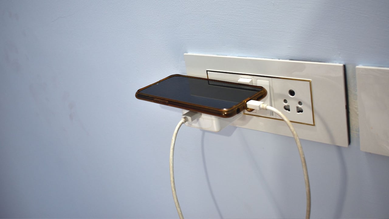 El error al comprar cargadores baratos que puede reducir la vida útil de su celular.