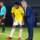 Colombia's coach Reinaldo Rueda talks to midfielder Juan Cuadrado during a qualifying soccer match for the FIFA World Cup Qatar 2022 against Paraguay in Asuncion, Paraguay, Sunday, Sept. 5, 2021. (AP Photo/Jorge Saenz)