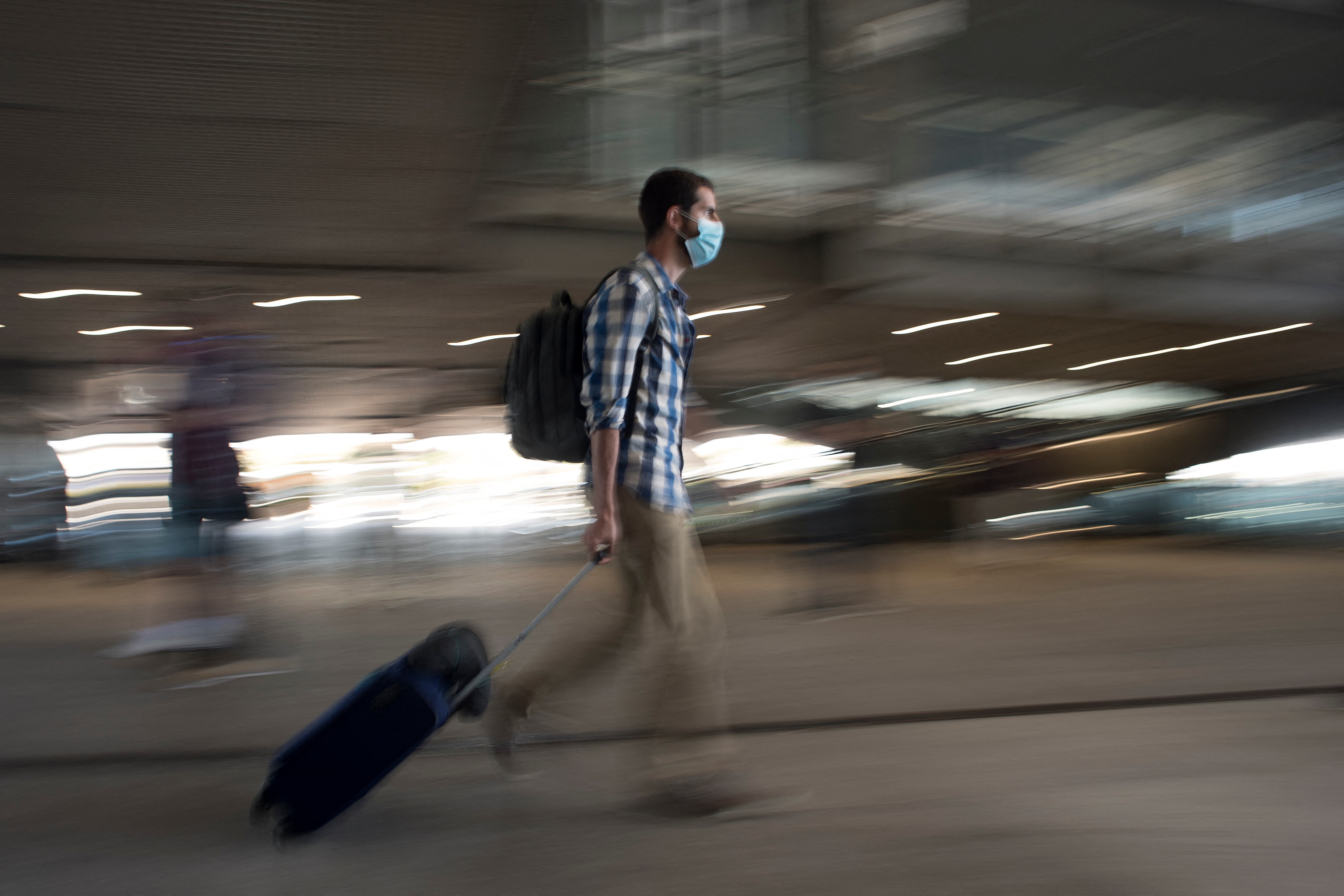 Un hombre saca una maleta en el aeropuerto de Málaga-Costa del Sol el 7 de junio de 2021 en Málaga. - España abrió sus fronteras a los viajeros vacunados de todo el mundo, con la esperanza de que una afluencia de visitantes revitalice un sector turístico de suma importancia que ha sido golpeado por la pandemia de coronavirus. (Foto de Jorge Guerrero / AFP)