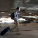 Un hombre saca una maleta en el aeropuerto de Málaga-Costa del Sol el 7 de junio de 2021 en Málaga. - España abrió sus fronteras a los viajeros vacunados de todo el mundo, con la esperanza de que una afluencia de visitantes revitalice un sector turístico de suma importancia que ha sido golpeado por la pandemia de coronavirus. (Foto de Jorge Guerrero / AFP)