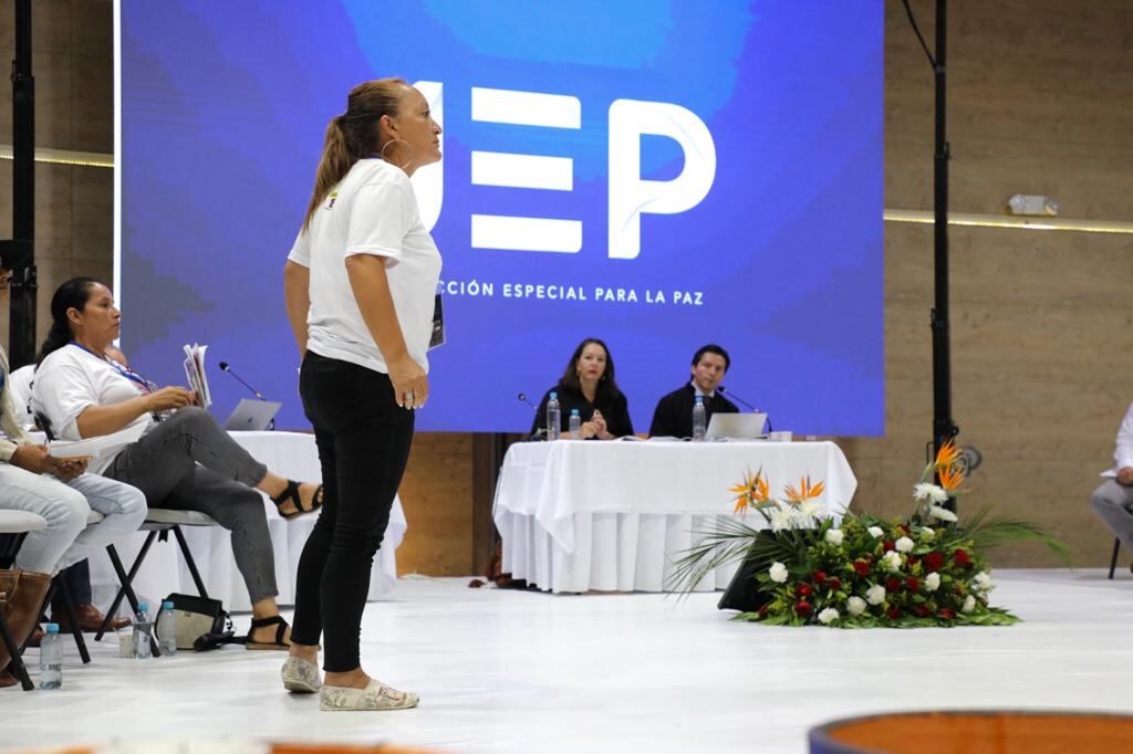 Las víctimas de los falsos positivos le reclamaron al general Henry Torres Escalante por no reconocer su responsabilidad.