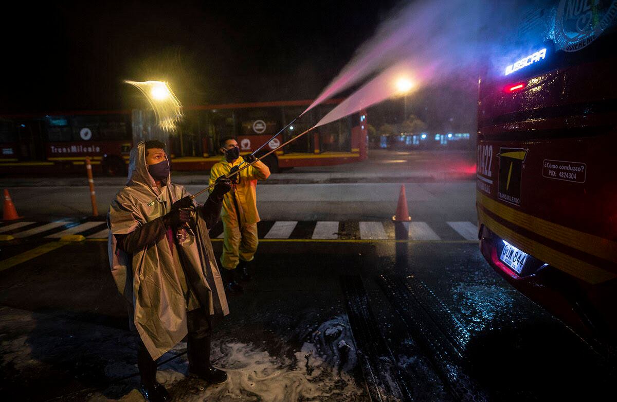 Cada noche cientos de personas se encargan de hacer una exhaustiva a los buses para que estén en condiciones óptimas para operar al comienzo de la jornada. Foto de Esteban Vega/SEMANA.