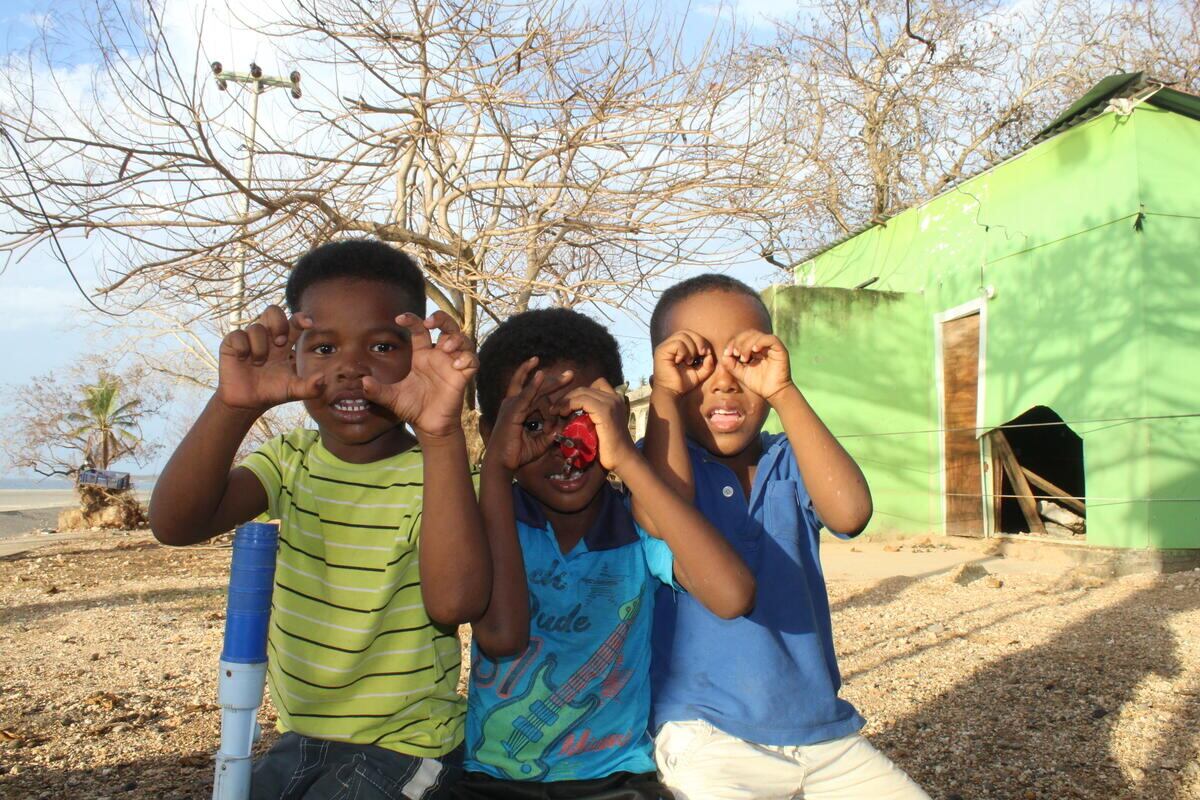 Save The Children, en una labor conjunta con el Instituto Colombiano de Bienestar Familiar (ICBF), instaló dos carpas para atender a niños, niñas, familias y docentes a través de actividades de recuperación socioemocional.