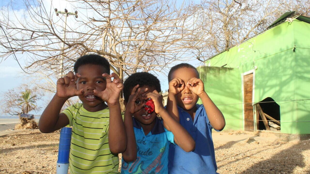 Save The Children, en una labor conjunta con el Instituto Colombiano de Bienestar Familiar (ICBF), instaló dos carpas para atender a niños, niñas, familias y docentes a través de actividades de recuperación socioemocional.