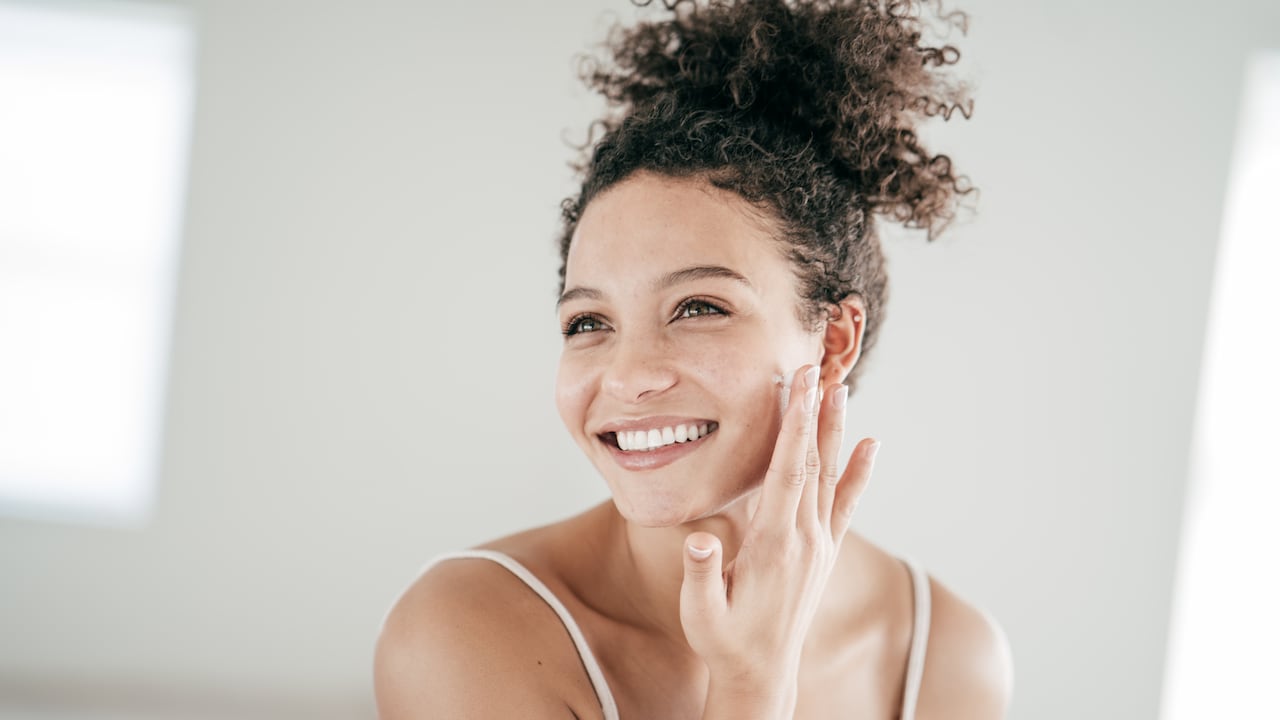 Hoy en día existe una gran variedad de opciones en el mercado que son utilizadas como desmaquillantes; no obstante, también hay una serie de alternativas naturales, que propician una piel tersa y saludable.