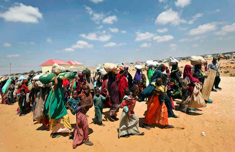 Los somalíes se desplazaron por la sequía en los campamentos improvisados, en la zona de la Zona de las montañas de Mogadiscio, Somalia. La sequía real de Somalia amenaza a la mitad de la población del país, Según las Naciones Unidas. Las agencias de ayuda han aumentado los esfuerzos, pero se necesitan urgentemente más apoyo. (Foto del AP / Farah Abdi Warsameh)