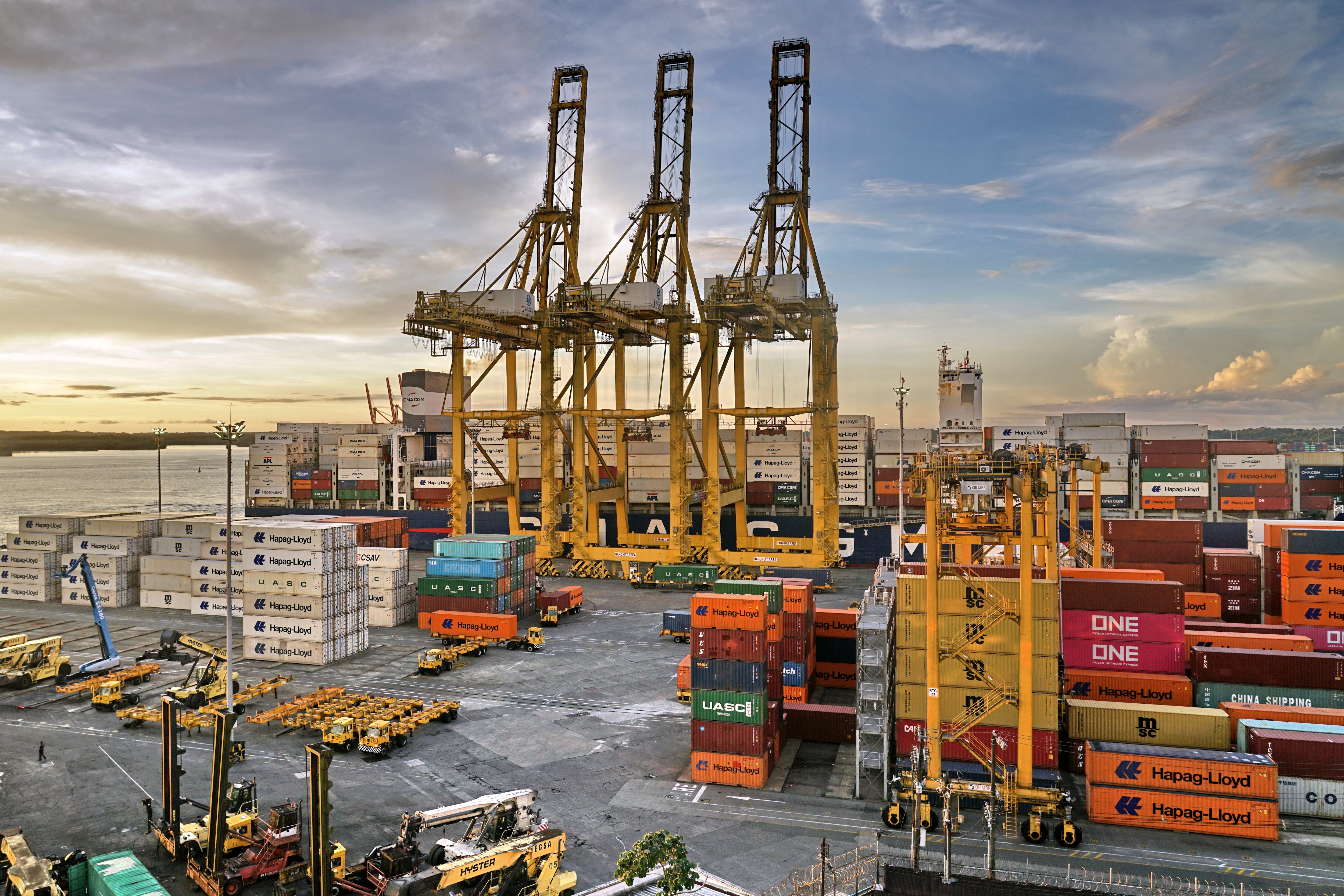 La Sociedad Portuaria de Buenaventura, motor del comercio exterior colombiano, moviendo contenedores, granel y carga general, con tecnología de punta y crecimiento en ingresos. Es punto estratégico para el comercio con el Lejano Oriente y América