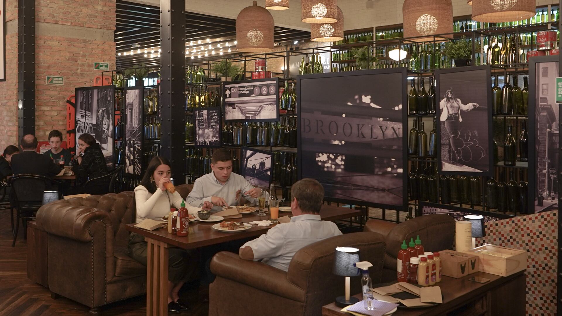 Los centros comerciales y los restaurantes empezaron a abrir lentamente sus puertas a partir de junio.