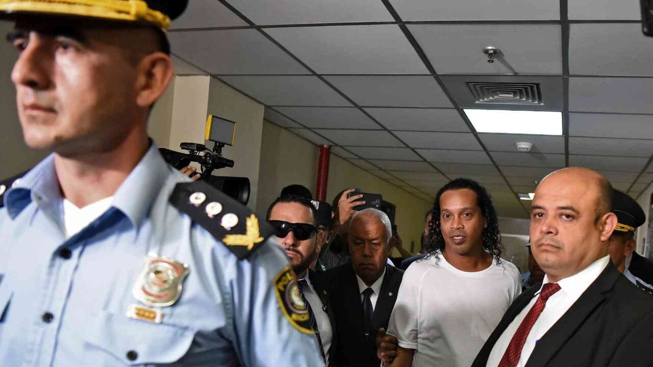 El exfutbolista y su hermano mostraron sus pasaportes paraguayos adulterados a la Policía de Migraciones al arribar al aeropuerto internacional de Asunción el miércoles. Foto: AFP