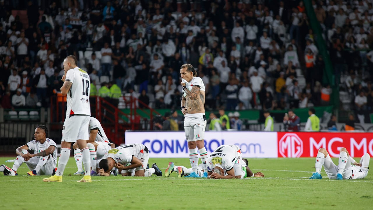 MANIZALES, COLOMBIA - SEPTEMBER 24: Players of Once Caldas look dejected following the team's defeat in the quarter-final Copa CONMEBOL Sudamericana 2025 second-leg match between Once Caldas and Independiente del Valle at Estadio Palogrande on September 24, 2025 in Manizales, Colombia. (Photo by Jonh Jairo Bonilla/Getty Images)
