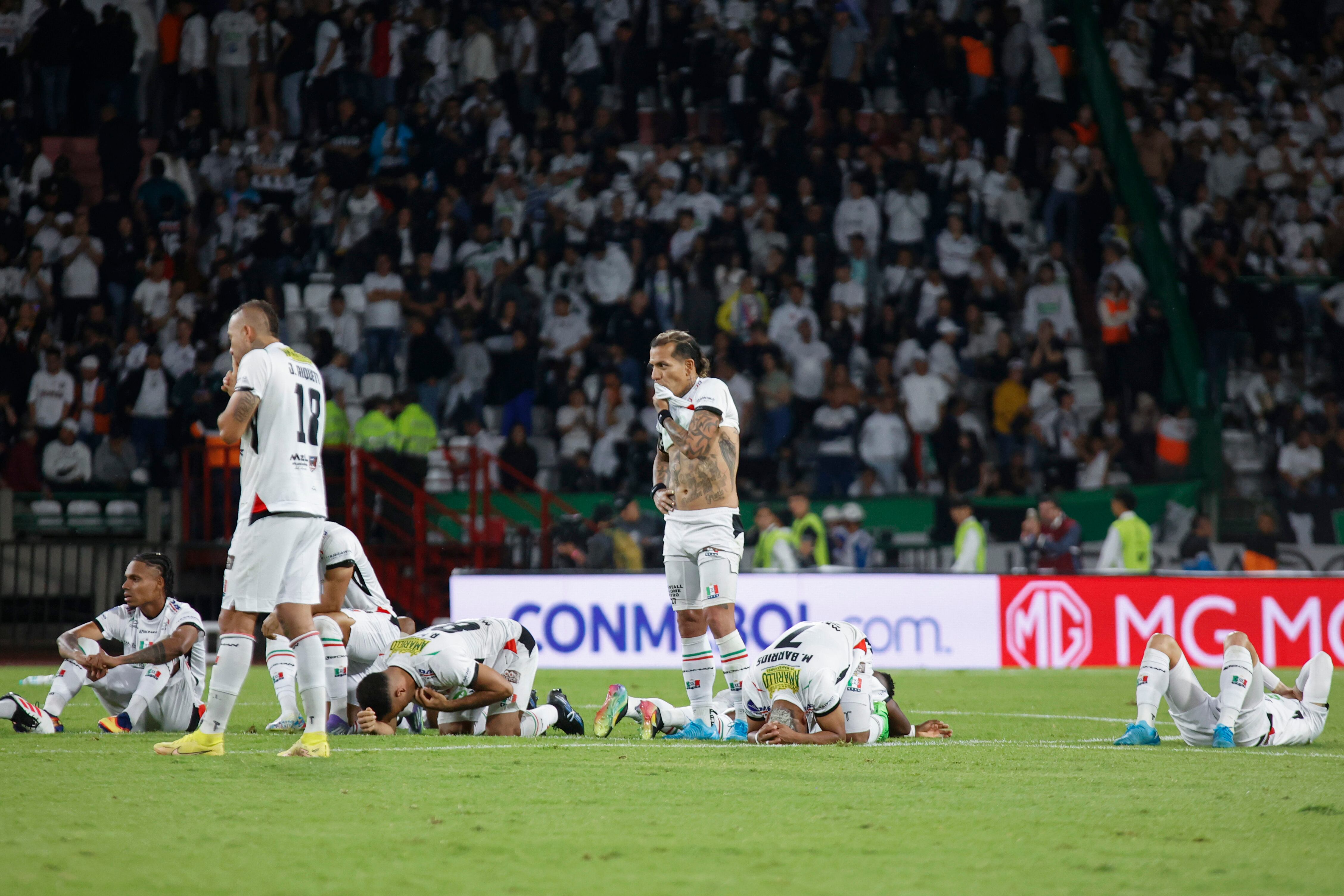 MANIZALES, COLOMBIA - SEPTEMBER 24: Players of Once Caldas look dejected following the team's defeat in the quarter-final Copa CONMEBOL Sudamericana 2025 second-leg match between Once Caldas and Independiente del Valle at Estadio Palogrande on September 24, 2025 in Manizales, Colombia. (Photo by Jonh Jairo Bonilla/Getty Images)