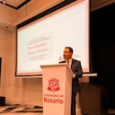 El magistrado del CNE, Altus Baquero, durante el homenaje en la Universidad del Rosario.