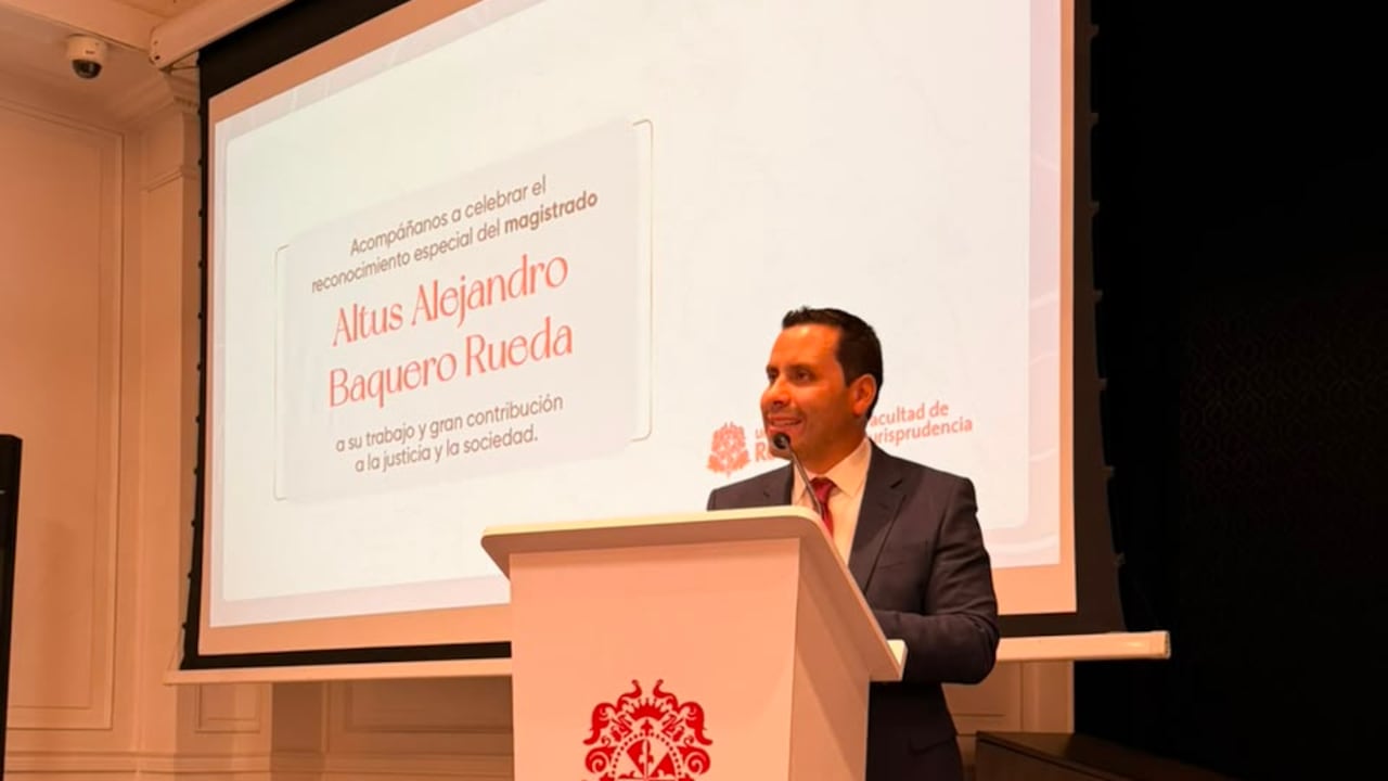 El magistrado del CNE, Altus Baquero, durante el homenaje en la Universidad del Rosario.