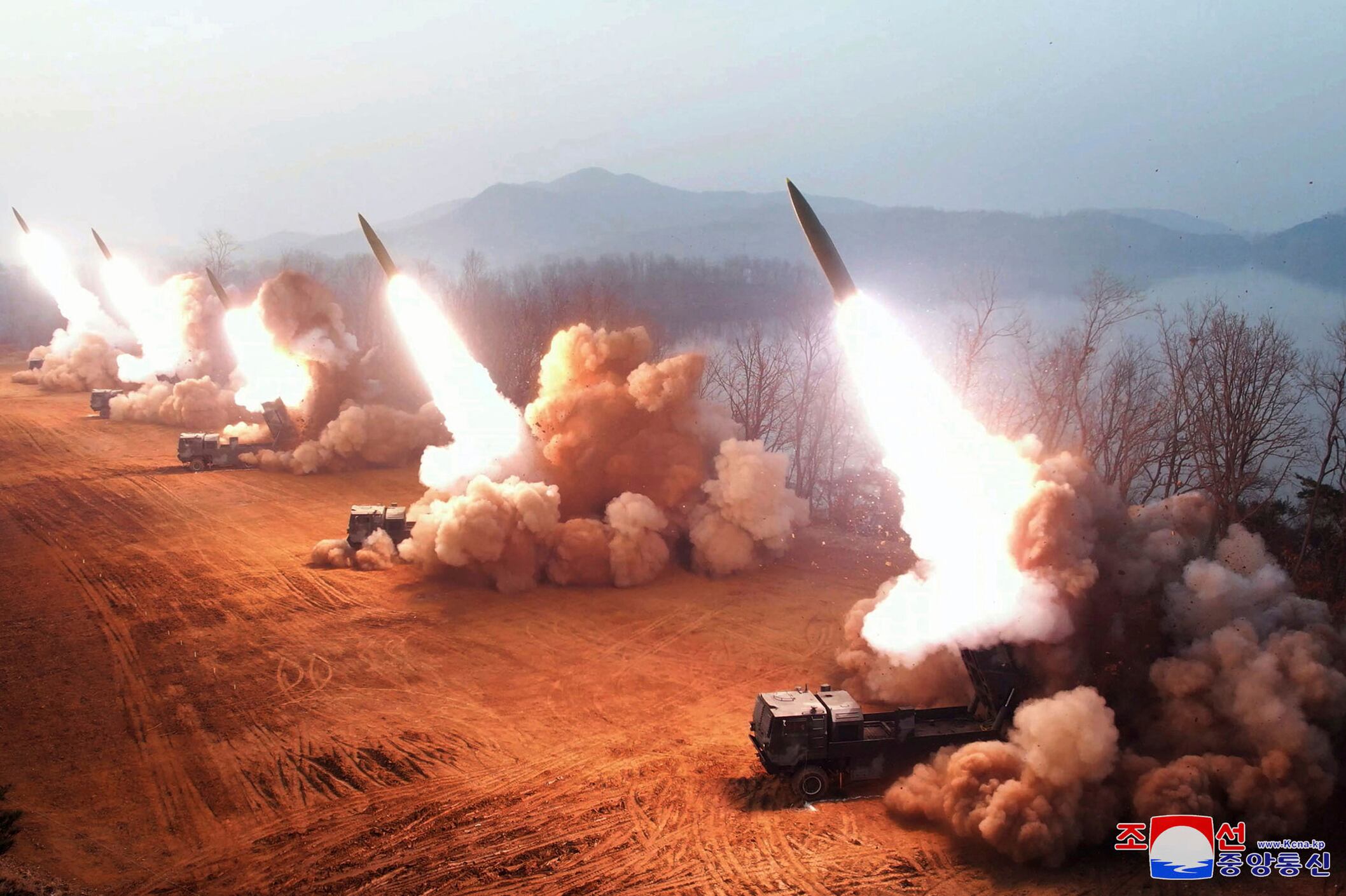 En una reunión privada con legisladores el miércoles, el Servicio de Inteligencia Nacional surcoreano (NIS, por sus siglas en inglés) dijo que cree que el Norte envió más de un millón de proyectiles de artillería a Rusia desde principios de agosto en buques y aviones de mercancías. Esto equivaldría a dos meses de provisiones para las tropas rusas, indicó el legislador Yoo Sang-bum, quien estuvo presente en la reunión.