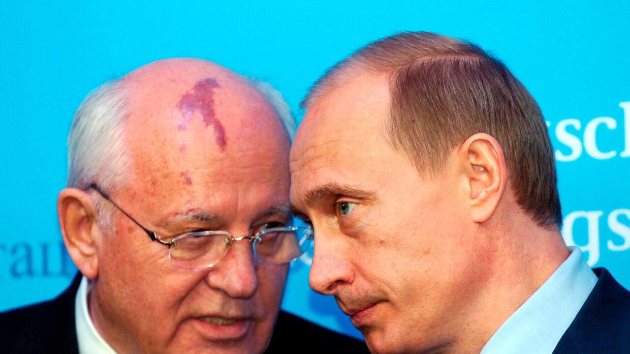 Vladimir Putin y Mijaíl Gorbachov
