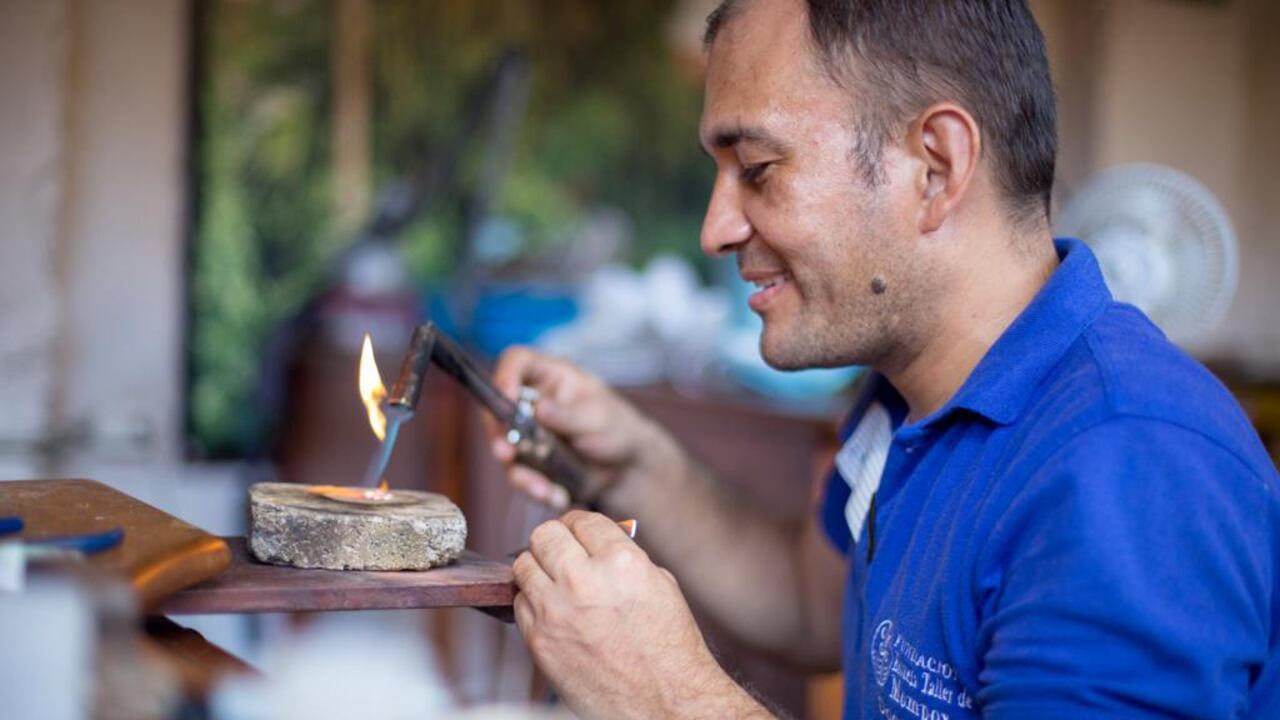 El músico Elkin Robinson; los maestros del Barniz de Pasto Mary Ortega y Richard Valderrama y; de filigrana Deisy Ortiz y Josimar Pedroza estarán presentes en el Pabellón de Colombia. (En la foto: Josimar Pedroza/Maestro de filigrana)